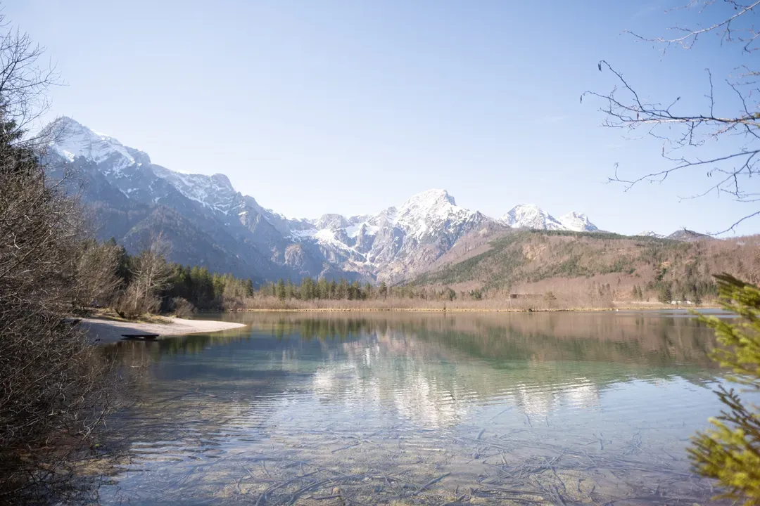 Bergsee mit Spiegelung schneebedeckter Gipfel