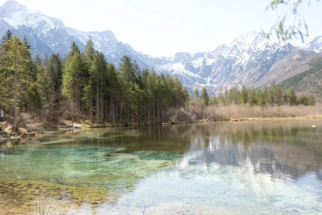 Türkiser Bergsee vor verschneiten Bergen