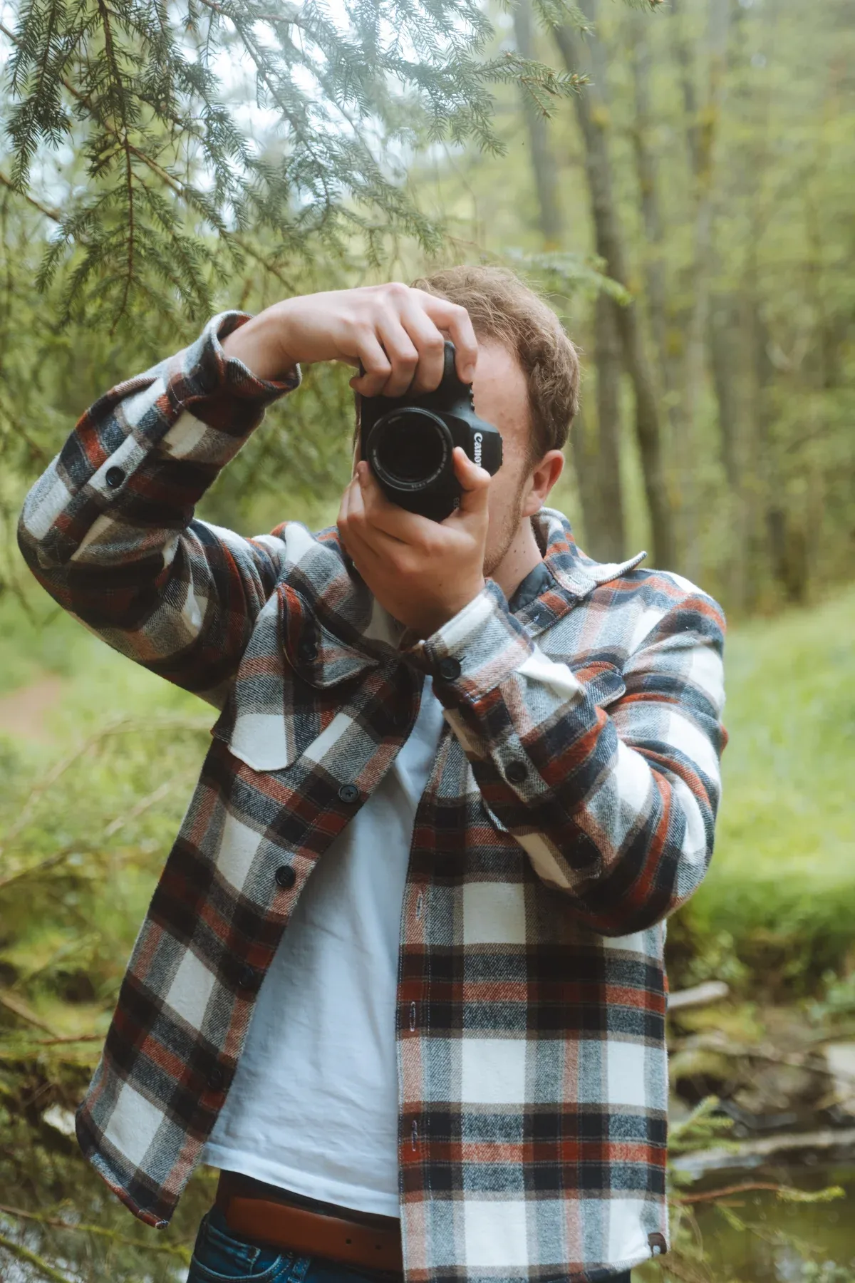 Franz Kuben mit Kamera im Wald