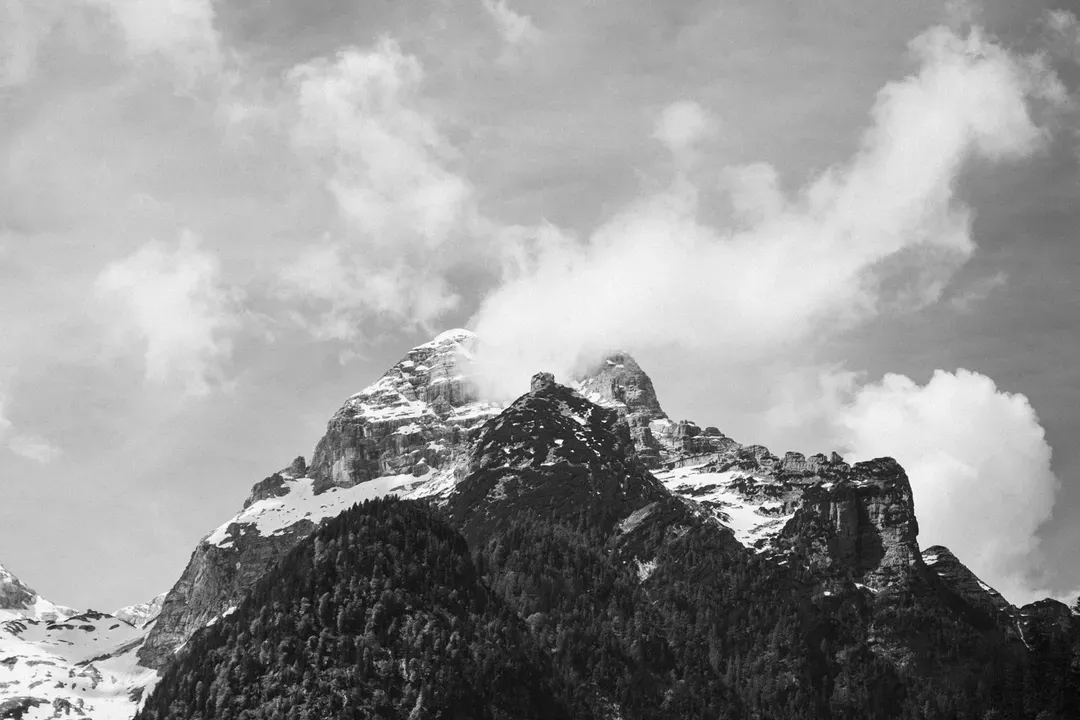 Wolkenverhangener Berggipfel in Schwarzweiß