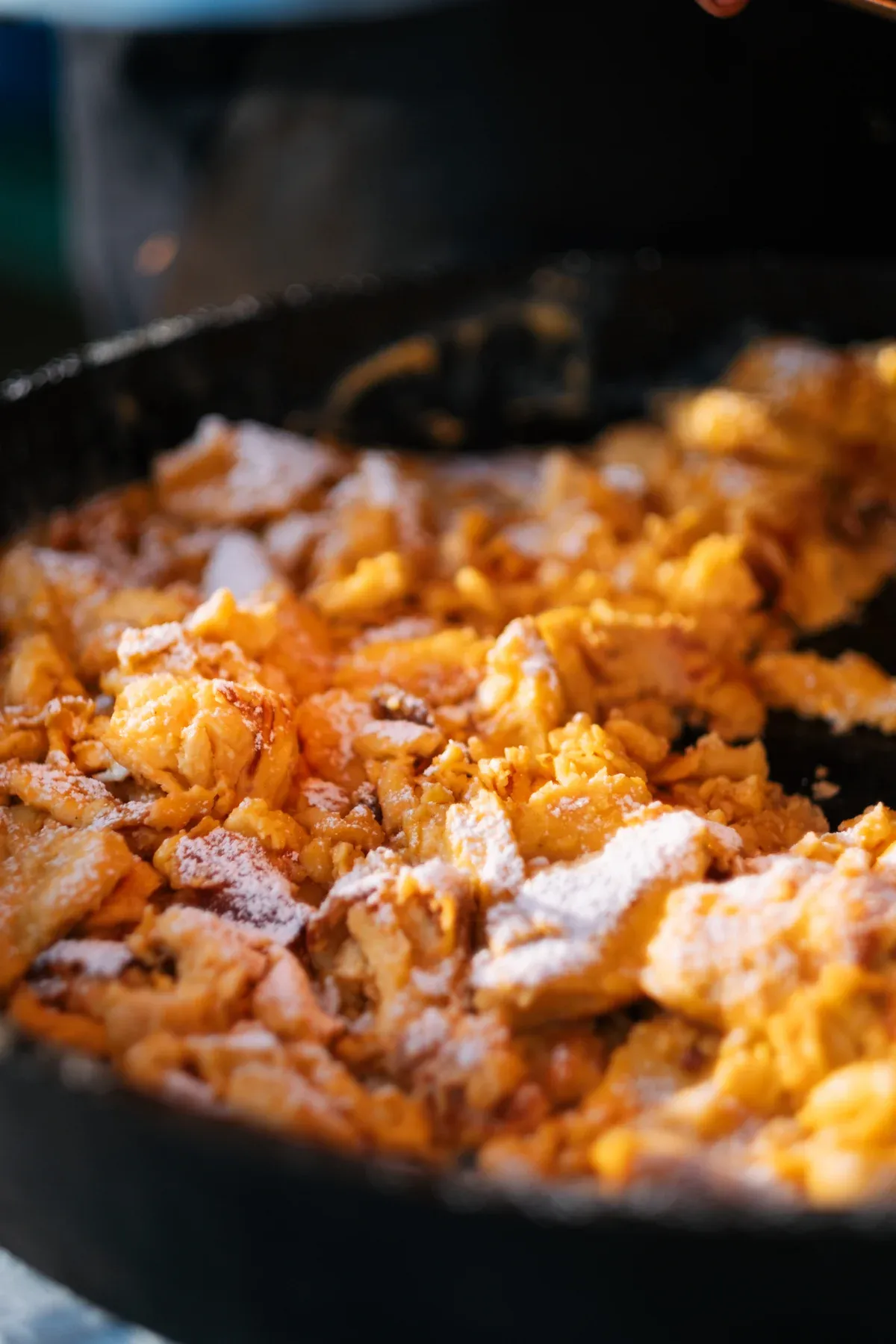 Kaiserschmarrn mit Staubzucker in der Eisenpfanne