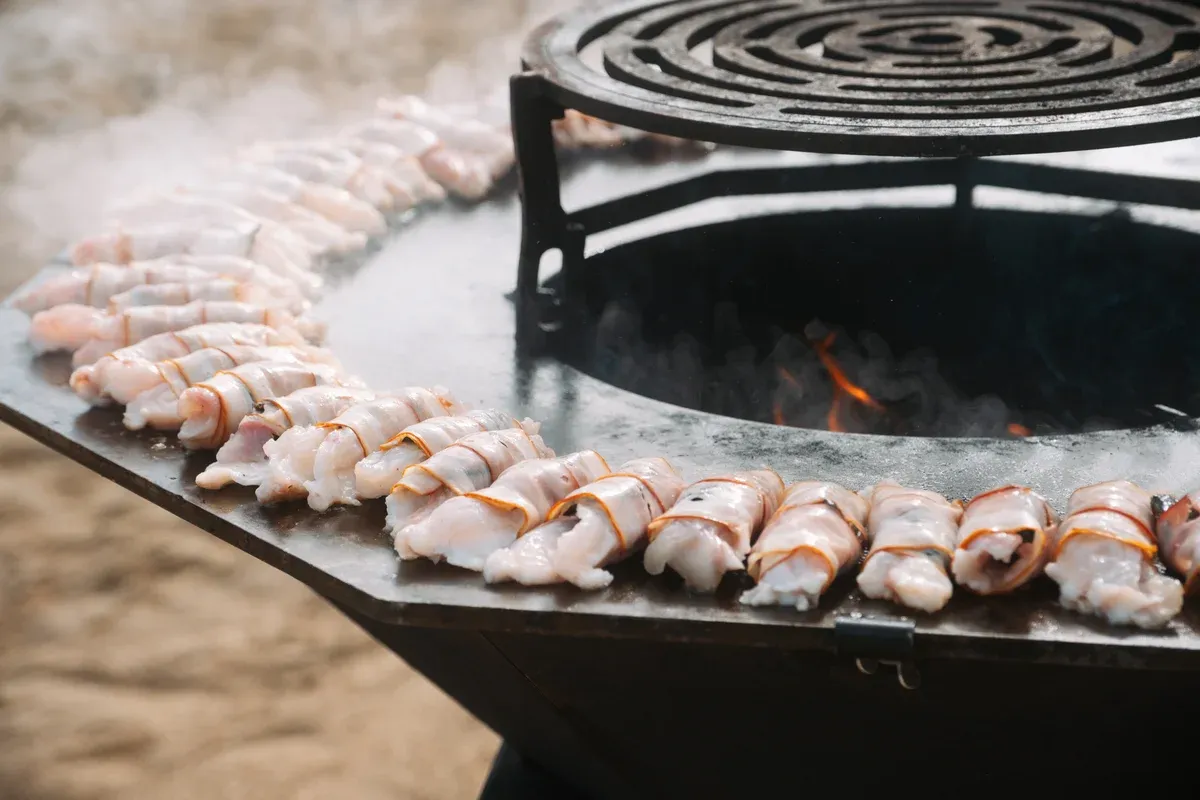 Fischröllchen garen rund um die Feuerplatte