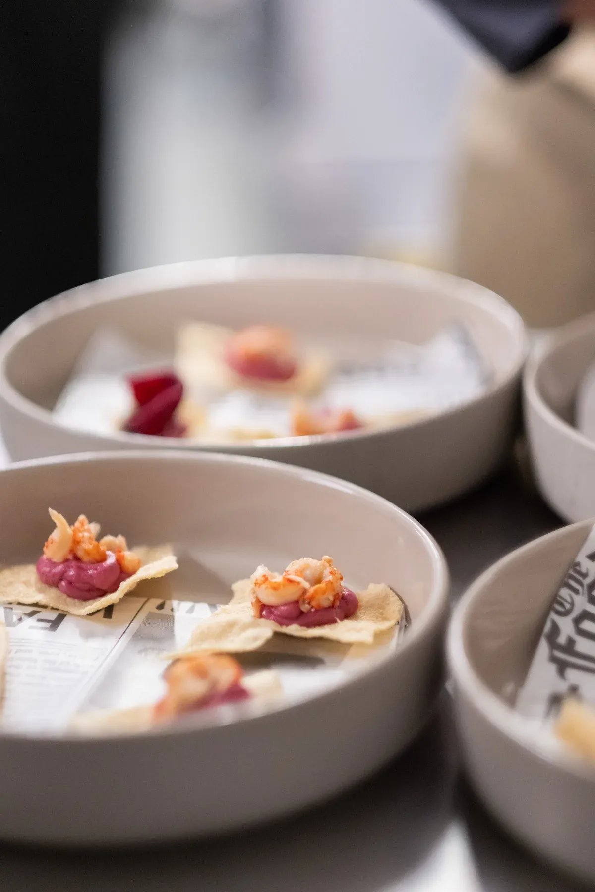 Fingerfood in Steingutschalen am Küchenpass