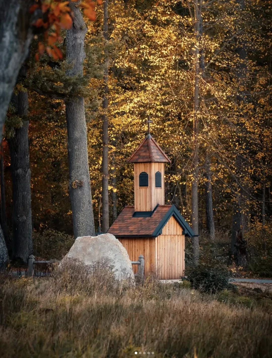 Kleine Holzkapelle im herbstlichen Wald