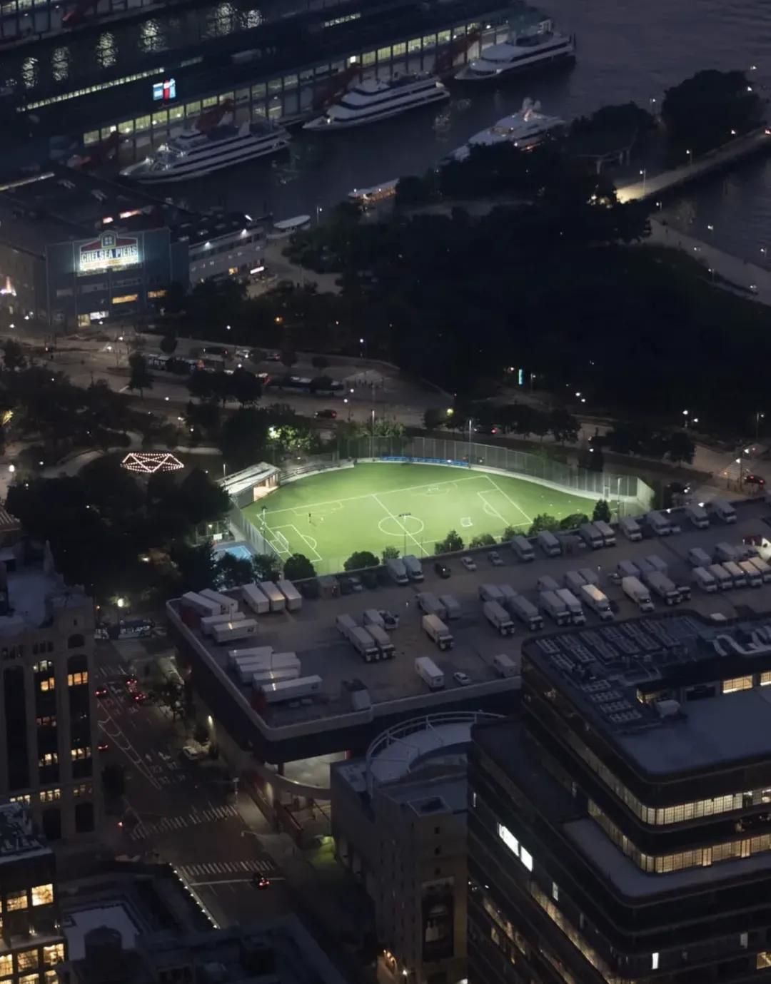 Luftaufnahme eines beleuchteten Fußballplatzes bei Nacht