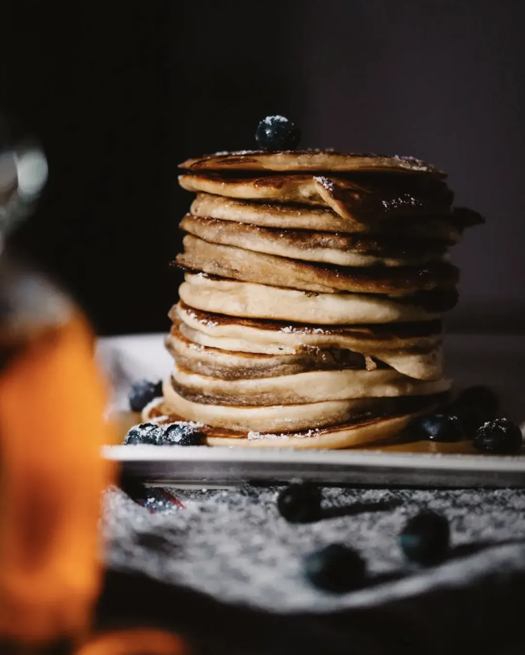 Stapel Pancakes mit Heidelbeeren